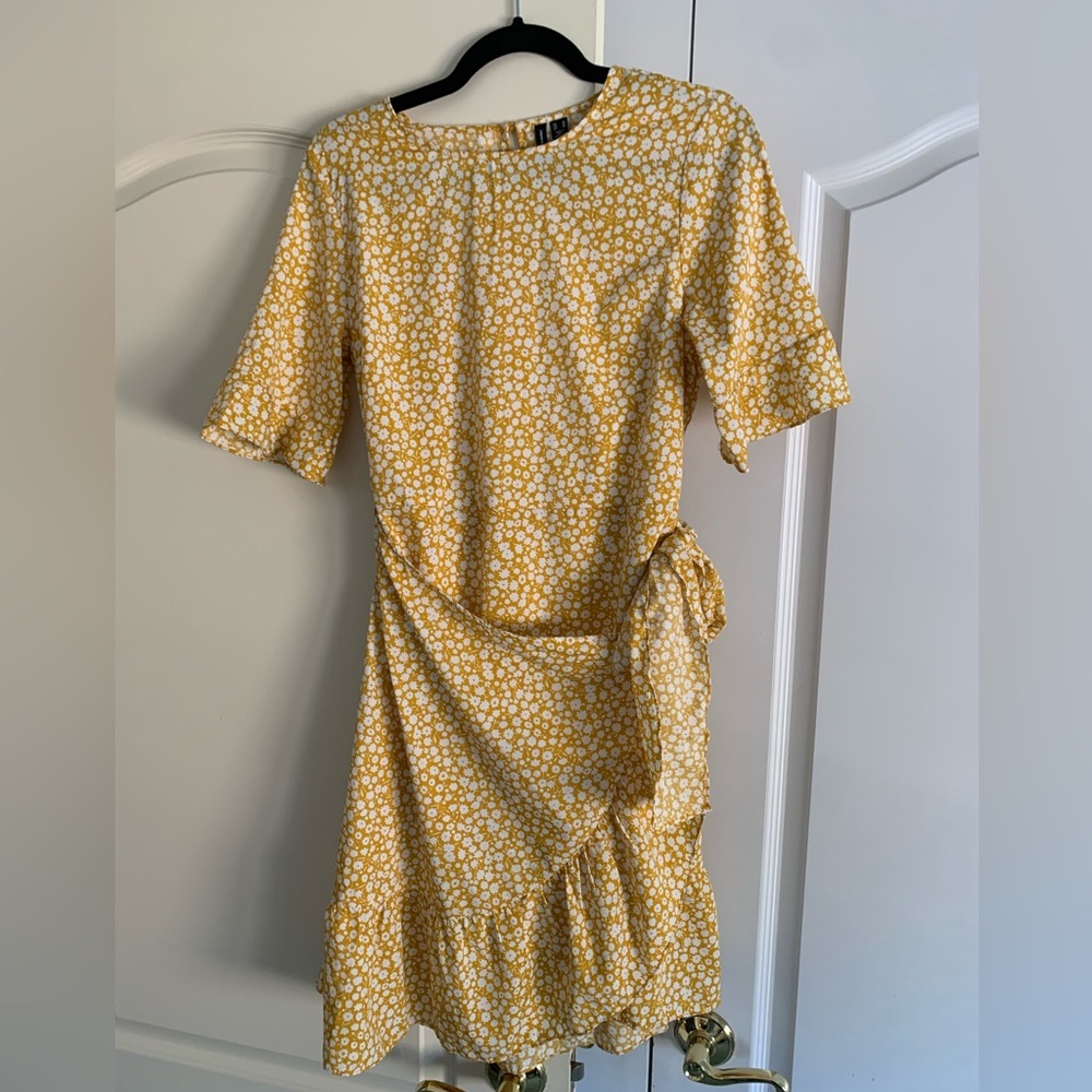 Super cute Vera moda size M yellow floral wrap around dress ☀️ 🌸 worn once